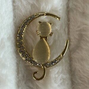 Cat Sitting On Moon Brooch Lapel Pin Gold Tone Rhinestones NEW